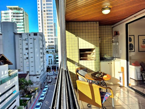 Coffee/tea facilities, City view, Street view