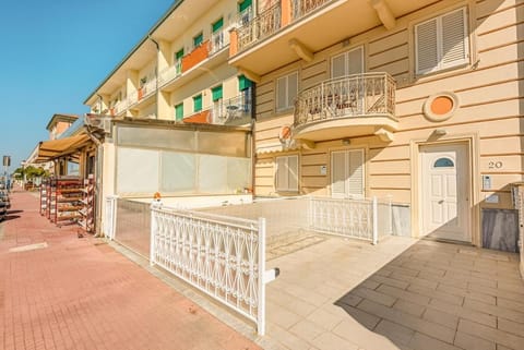 Incantevole appartamento fronte mare Apartment in Viareggio