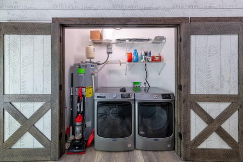 Oasis at Barkley + Hot tub! House in Lake Barkley