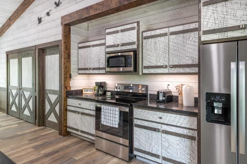 Oasis at Barkley + Hot tub! House in Lake Barkley