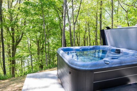 Oasis at Barkley + Hot tub! House in Lake Barkley