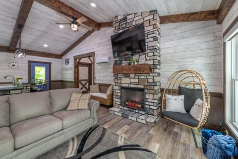 Oasis at Barkley + Hot tub! House in Lake Barkley