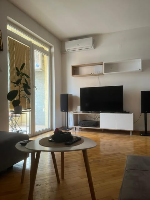 TV and multimedia, Seating area, Evening entertainment, air conditioner