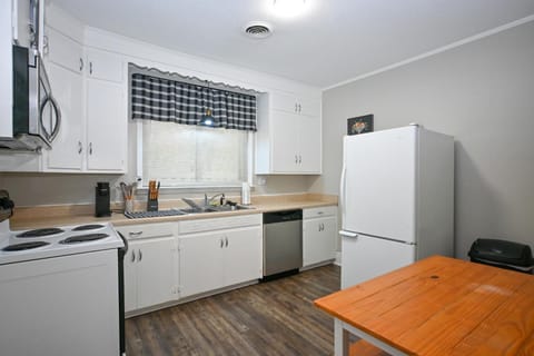 Charming 2 bedroom house in downtown Lexington House in Leesville