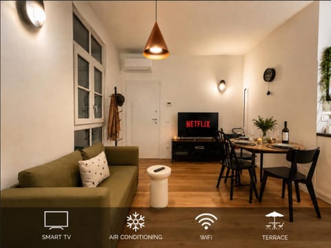 Communal lounge/ TV room, TV and multimedia, Living room, Seating area, Dining area, Evening entertainment