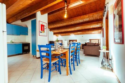 TV and multimedia, Kitchen or kitchenette, Living room, Seating area, Dining area
