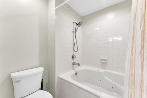 Branson 2BR Retreat | Jacuzzi + Gym + Pools House in Hollister