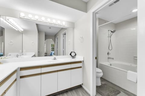 Branson 2BR Retreat | Jacuzzi + Gym + Pools House in Hollister