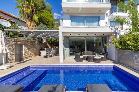 Property building, Patio, Day, Pool view, Swimming pool, sunbed