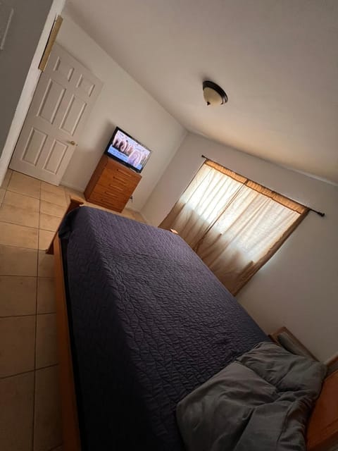 Bed, TV and multimedia, Bedroom
