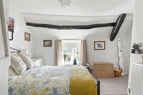 Thatched Cottage & Tranquil Gardens Gated Parking House in Taunton Deane