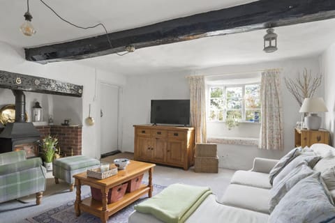 Thatched Cottage & Tranquil Gardens Gated Parking House in Taunton Deane