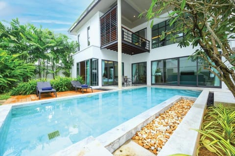 Property building, Patio, Day, Garden, Pool view, Swimming pool, sunbed