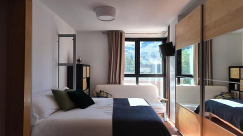 Bed, Photo of the whole room, Seating area, Bedroom