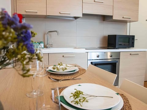 Kitchen or kitchenette, Dining area, stove