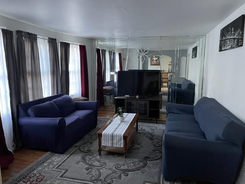 Communal lounge/ TV room, TV and multimedia, Living room, Seating area, Evening entertainment