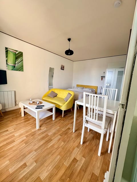 Studio cosy avec balcon Apartment in Bagnoles de l'Orne Normandie