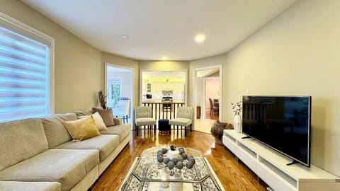 Communal lounge/ TV room, TV and multimedia, Living room, Seating area, Evening entertainment
