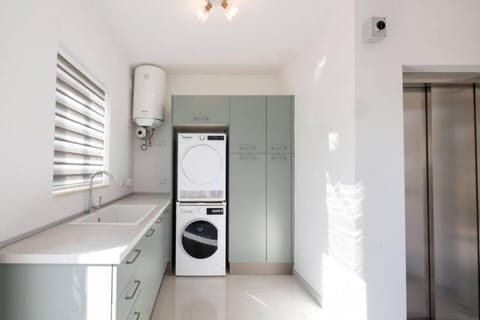 Elegant 3-Bed House w Jacuzzi, Sea Views & Lift House in Saint Paul's Bay