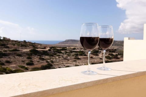 Elegant 3-Bed House w Jacuzzi, Sea Views & Lift House in Saint Paul's Bay