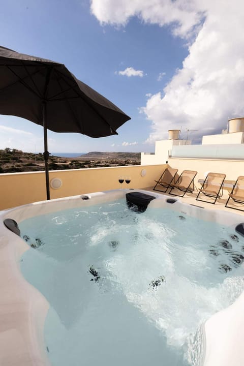 Elegant 3-Bed House w Jacuzzi, Sea Views & Lift House in Saint Paul's Bay