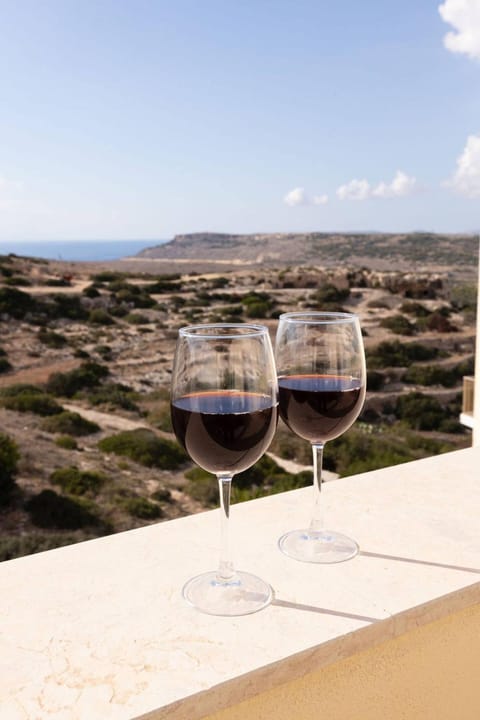 Elegant 3-Bed House w Jacuzzi, Sea Views & Lift House in Saint Paul's Bay