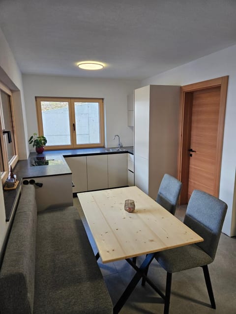 Kitchen or kitchenette, Seating area, Dining area