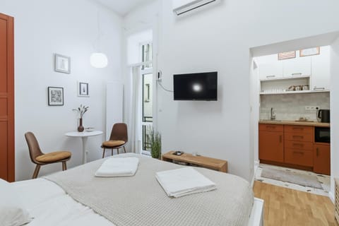 Bed, TV and multimedia, Living room