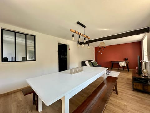 TV and multimedia, Living room, Seating area, Dining area