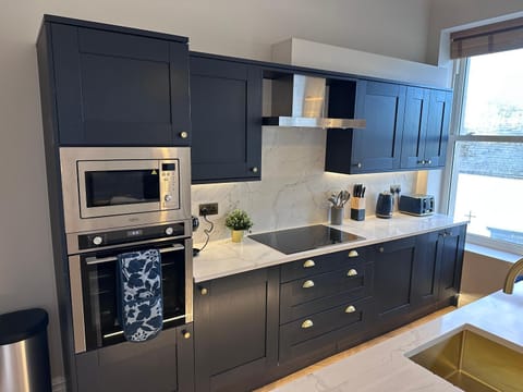 Luxury 2Bed 2 Bath Apartment in Historic Bank Apartment in England