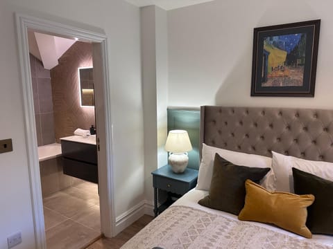 Luxury 2Bed 2 Bath Apartment in Historic Bank Apartment in England