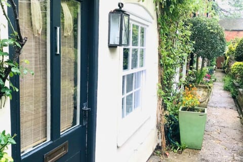 Property building, Facade/entrance, Garden, Garden view