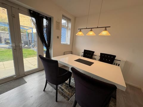 Betto 3 bedroom stylish house! Sleeps 6 House in Hull
