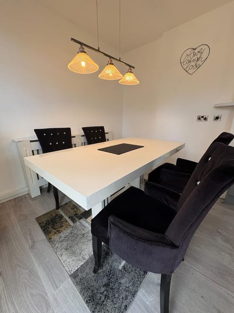 Betto 3 bedroom stylish house! Sleeps 6 House in Hull