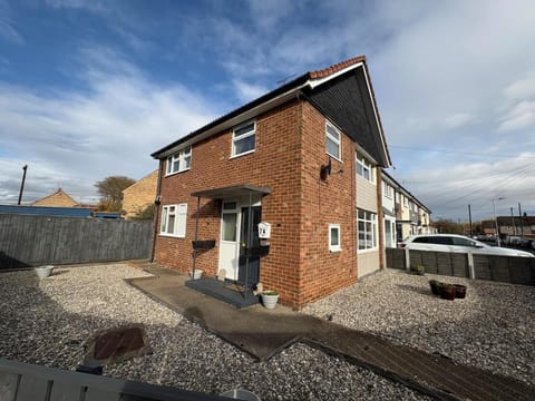 Betto 3 bedroom stylish house! Sleeps 6 House in Hull