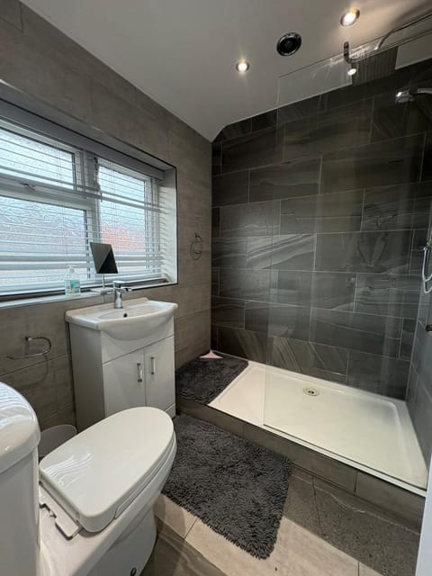 Betto 3 bedroom stylish house! Sleeps 6 House in Hull