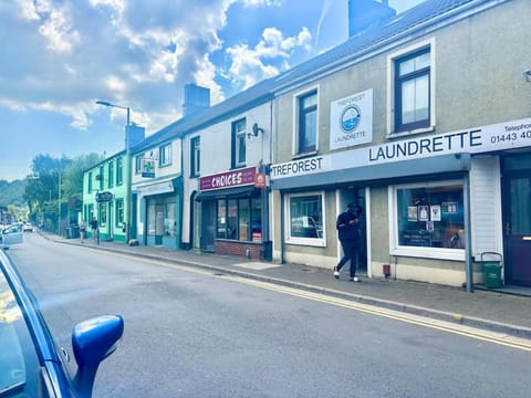 Treforest Apartment 2 Bedrooms - Next Station- Free Parking Apartment in Wales