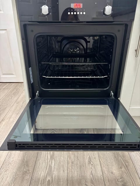 Treforest Apartment 2 Bedrooms - Next Station- Free Parking Apartment in Wales