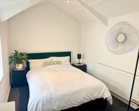 Treforest Apartment 2 Bedrooms - Next Station- Free Parking Apartment in Wales