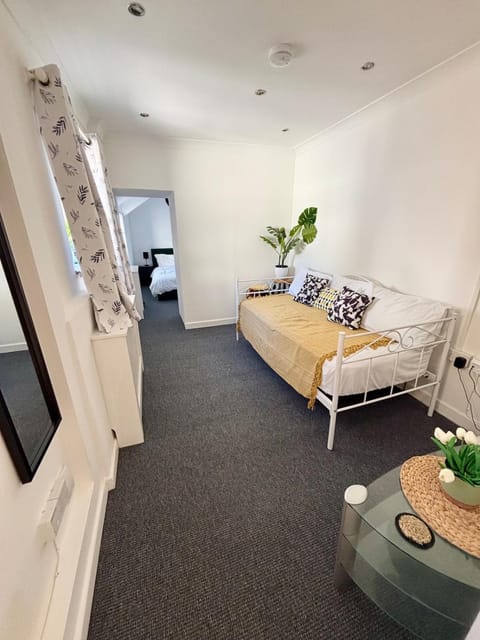 Treforest Apartment 2 Bedrooms - Next Station- Free Parking Apartment in Wales