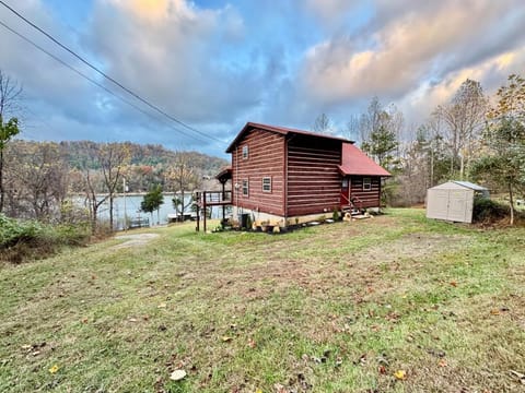Watauga Lake Retreat Cozy family cabin Sleeps 8 Cabin in Watauga Lake