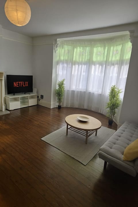 Communal lounge/ TV room, TV and multimedia, Living room, Seating area, Evening entertainment