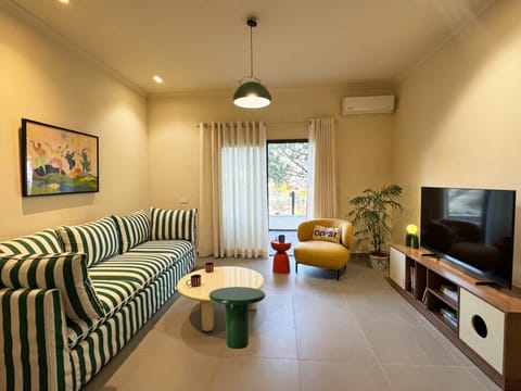 TV and multimedia, Living room, Seating area, Evening entertainment, air conditioner