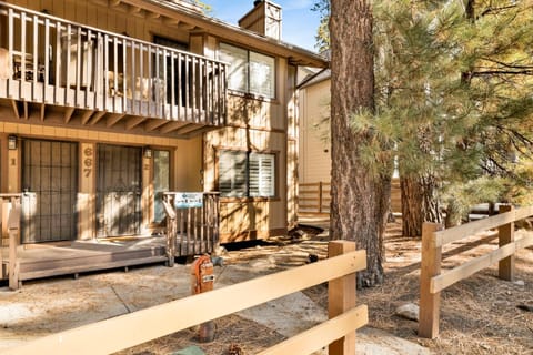 Property building, Day, Balcony/Terrace