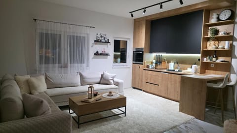 TV and multimedia, Coffee/tea facilities, Kitchen or kitchenette, Living room, Seating area, minibar
