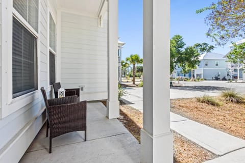 Blue Lagoon (3/2.5) House in Upper Grand Lagoon