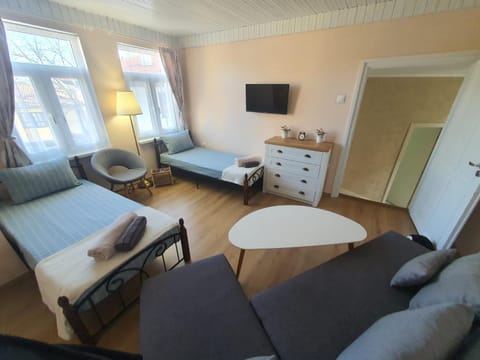 Communal lounge/ TV room, Bed, TV and multimedia, Living room, Photo of the whole room, Seating area, Evening entertainment, Bedroom