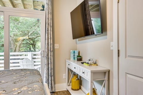 2 Mi to Boardwalk! Coastal Carolina Beach Hideaway Apartment in Carolina Beach