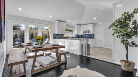 Kitchen or kitchenette, Living room, Seating area, Dining area, oven, stove