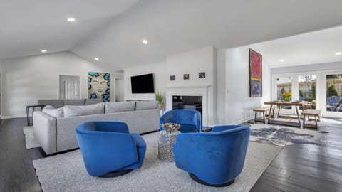 Communal lounge/ TV room, TV and multimedia, Living room, Seating area, Evening entertainment